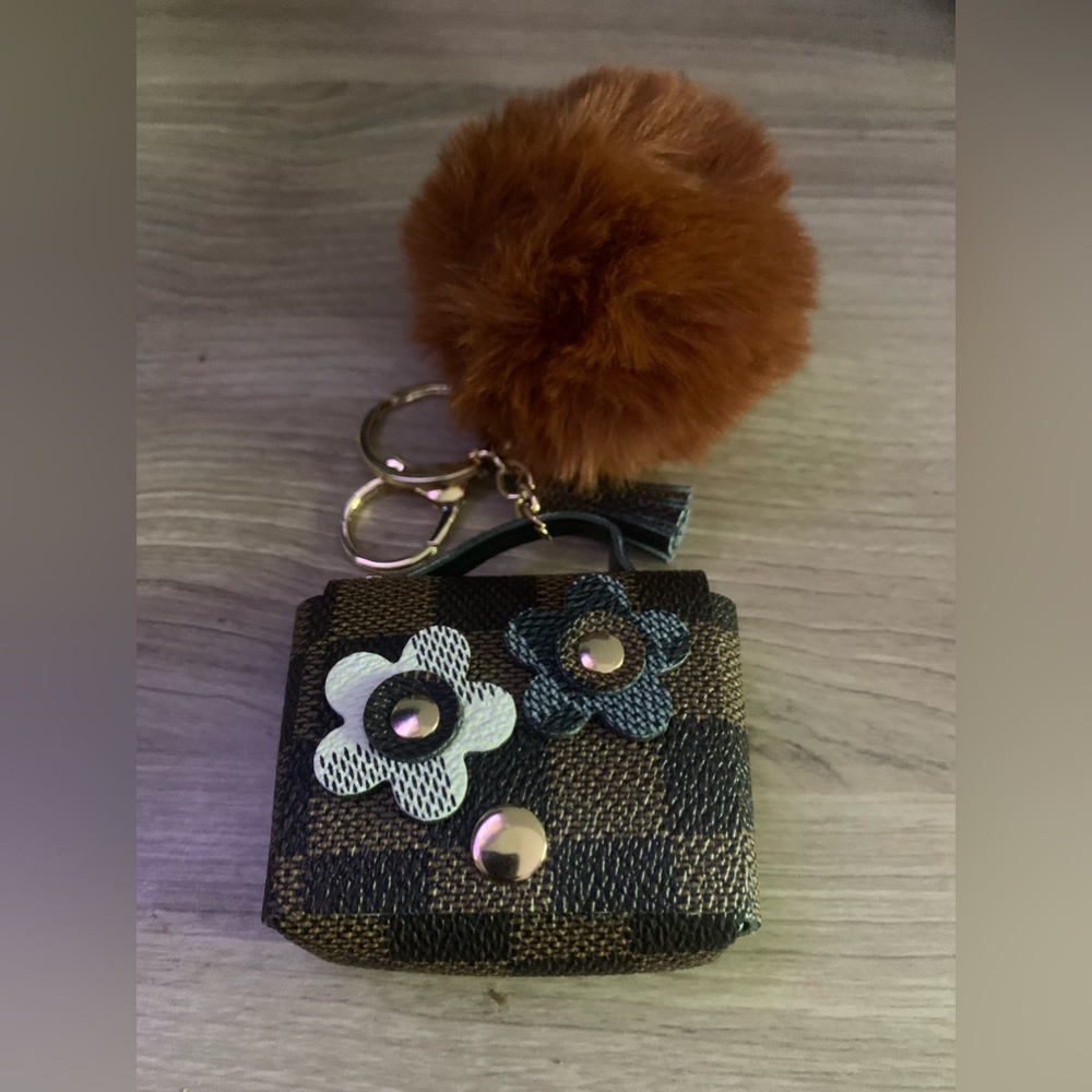 Unbranded keychain earbud holder/bag charm🌺